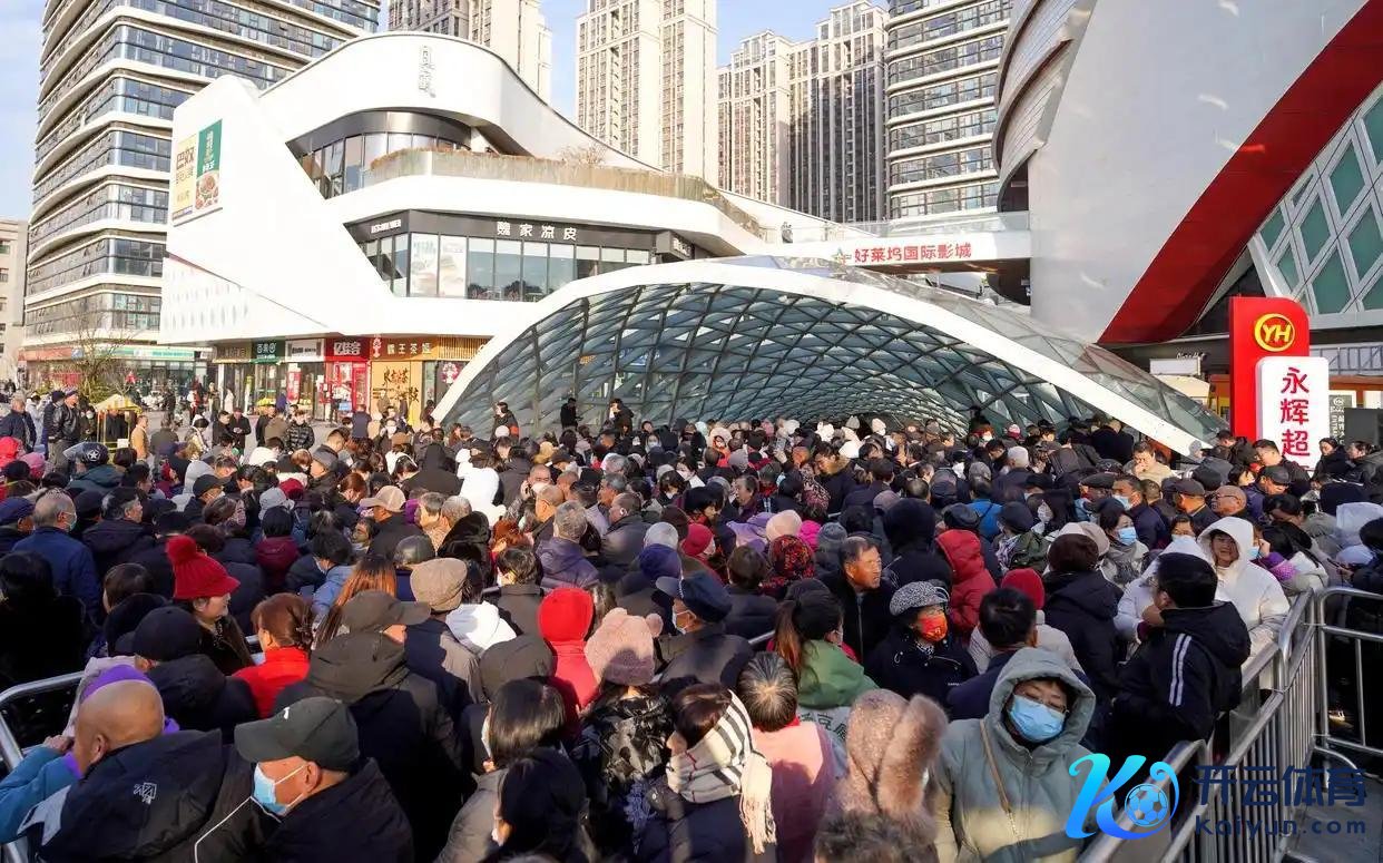 永辉超市郑州盛华里店“胖”改后开业今日，市民列队等候开门 图片着手：尖端新闻
