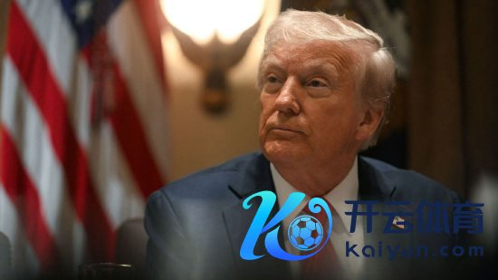 2025 年 2 月 26 日，好意思国总统唐纳德・特朗普在华盛顿白宫的内阁会议上发表说话。